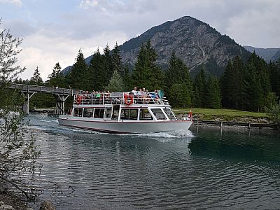 Wieder passiert ein Schiff den Kanal