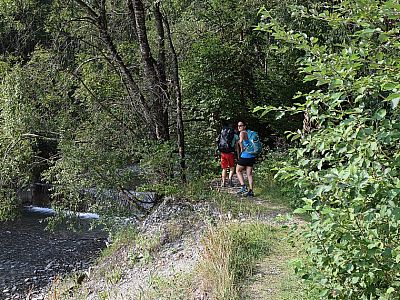 Wir spazieren am Ufer bis zum Grundbach, ...