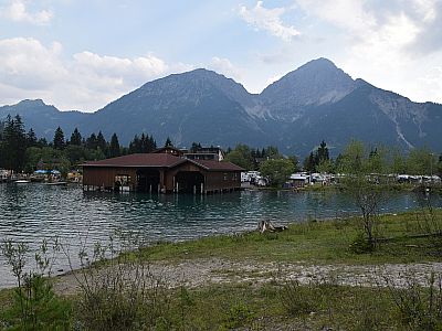 Das Hotel Fischen mit dem Thaneller im Hintergrund