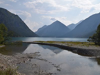 ... den wir auf einer kleinen Brücke überqueren.