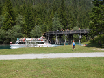 Ein Schiff passiert den Kanal zwischen Heiterwanger See und Plansee