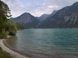 Der Blick über den Heiterwanger See hinweg zur Hochschrutte