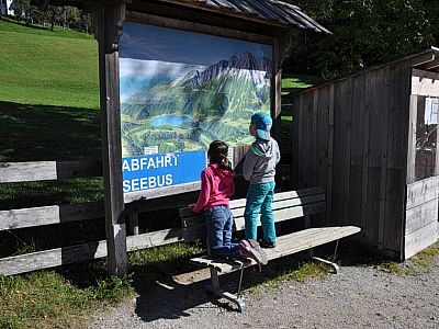 Kartenstudium zu Beginn der Tour