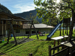 Überschüssige Energie kann im nahen Spielplatz abgebaut werden.