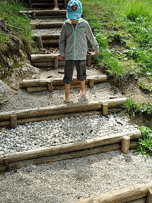 ... verschiedenen Materialen gefüllte Stufen.