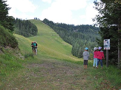Auch die Infotafel der Bergwacht wird inspiziert