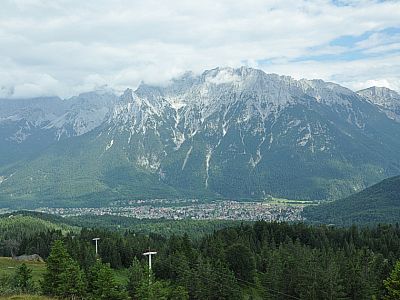 Hinter Mittenwald das Karwendelgebirge