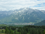 Hinter Mittenwald das Karwendelgebirge