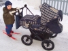 Kind mit Kinderwagen
