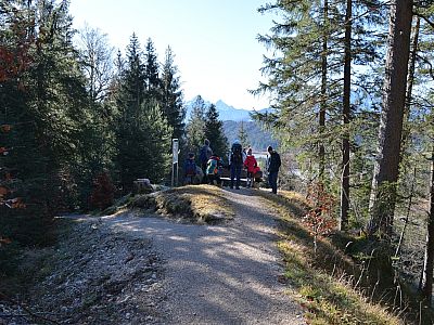 Ruhebänke laden zur Rast ein
