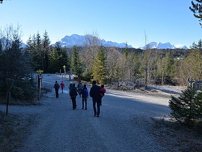 Hier überqueren wir den Wirtschaftsweg und spazieren wieder Richtung Isar