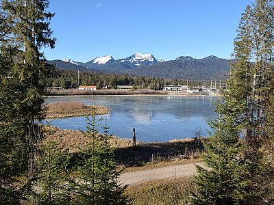 Der Ausblick über den Isarstausee zum Krottenkopf