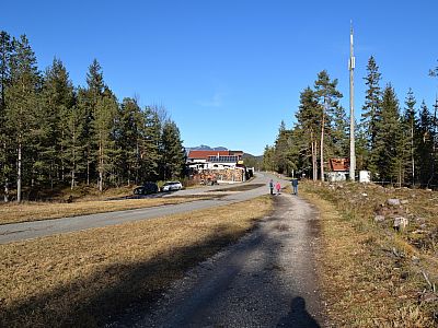 ... dann steigen wir zur Straße hoch.
