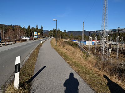 Kurz marschieren wir auf dem Fußweg an der Straße entlang