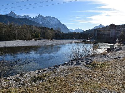 Die Wehranlage des Isarstausees
