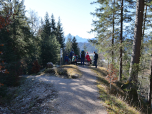 Ruhebänke laden zur Rast ein