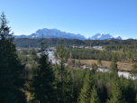 Im Südwesten zeigt sich das Wettersteingebirge