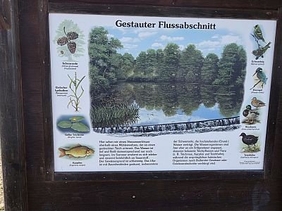Tafeln informieren uns über die Tiere, die in dem Stausee leben