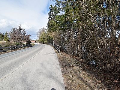 Ein Stück führt der Weg auch direkt an der Straße entlang