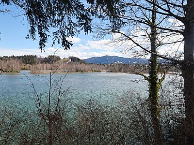 Im Stausee befinden sich ein paar bewaldete Inseln