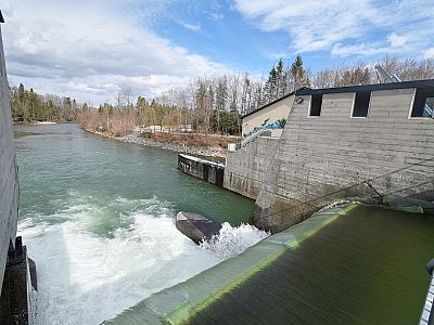 Mit lautem Getöse stürzt das Wasser in das Flussbett