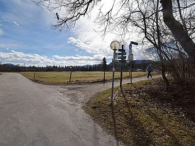 Hier verlassen wir nach rechts die Straße...