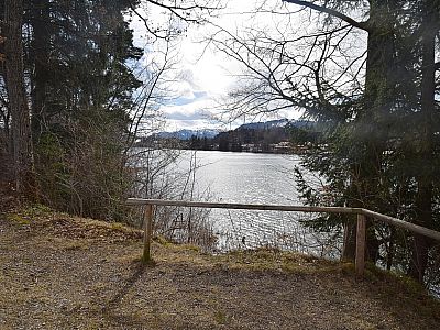 ... und stehen wenig später wieder am Ufer des Stausees.