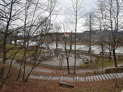 Vorbei an einem Spielplatz haben wir das Isarufer erreicht. 
