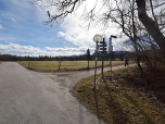 Hier verlassen wir nach rechts die Straße...