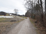 Nach dem Wald halten wir uns an zwei Kreuzungen, ...