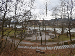 Vorbei an einem Spielplatz haben wir das Isarufer erreicht.