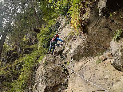 ... dann geht es wieder weniger wacklig am Klettersteig weiter.
