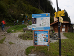 Gleich neben der Straße befindet sich eine Informationstafel für die Klettersteige