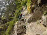 ... dann geht es wieder weniger wacklig am Klettersteig weiter.