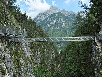 Die Panoramabrücke vor dem Karwendelgebirge