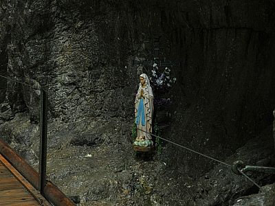 ...einer Marienfigur vorbei...