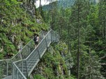 Nach der Brücke steigen wir ein Stück auf