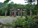 Eine Art Stonehenge aus Holz, also eher ein Woodhenge.