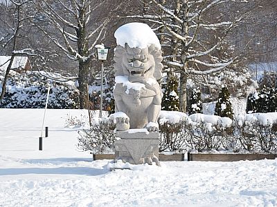 Vorbei an furchteinflößenden Statuen 