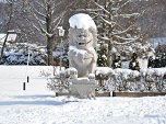 Vorbei an furchteinflößenden Statuen 