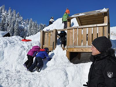 Für die einen sind die Spielgeräte in den Schneemassen...