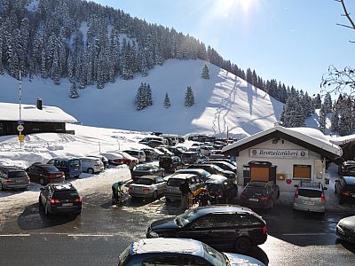 gegenüber  des meist recht  vollen Parkplatzes,...