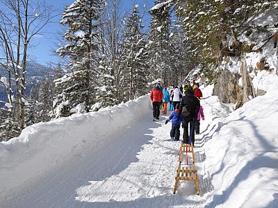 beginnt die Rodelbahn.