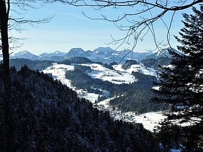Im Westen ist neben dem Traithen auch der Brünnstein (1634 m) zu sehen