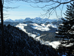 Im Westen ist neben dem Traithen auch der Brünnstein (1634 m) zu sehen