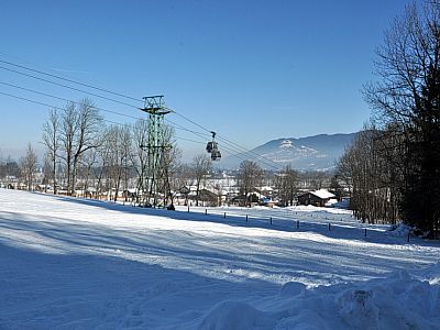 Rechts von uns bringt die Brauneckbahn die Skifahrer zum Gipfel