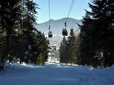 Es geht unter der Seilbahn durch