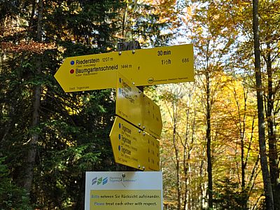Wegweiser zum Riederstein über den Kreuzweg.