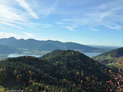 Blick über den Kleinen Tegernseer Berg auf den Tegernsee