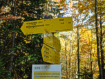Wegweiser zum Riederstein über den Kreuzweg.